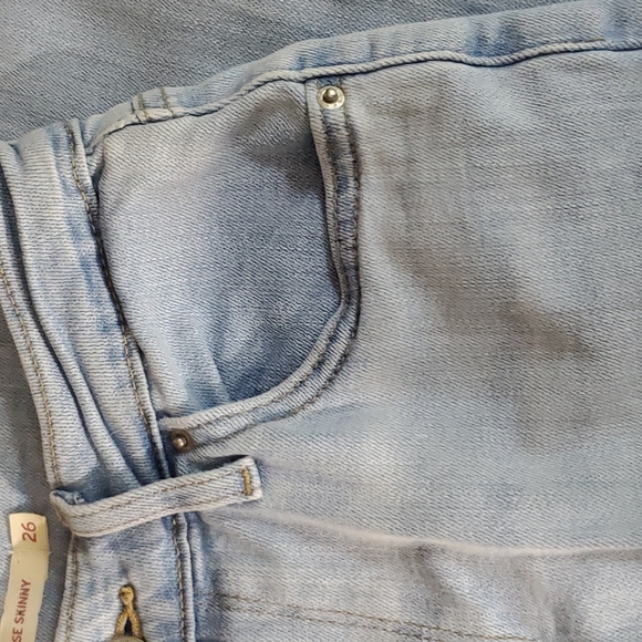 Levis Womens 721 High Rise Skinny Blue Stretch Denim Jeans Size 26 Light Wash - Picture 3 of 16